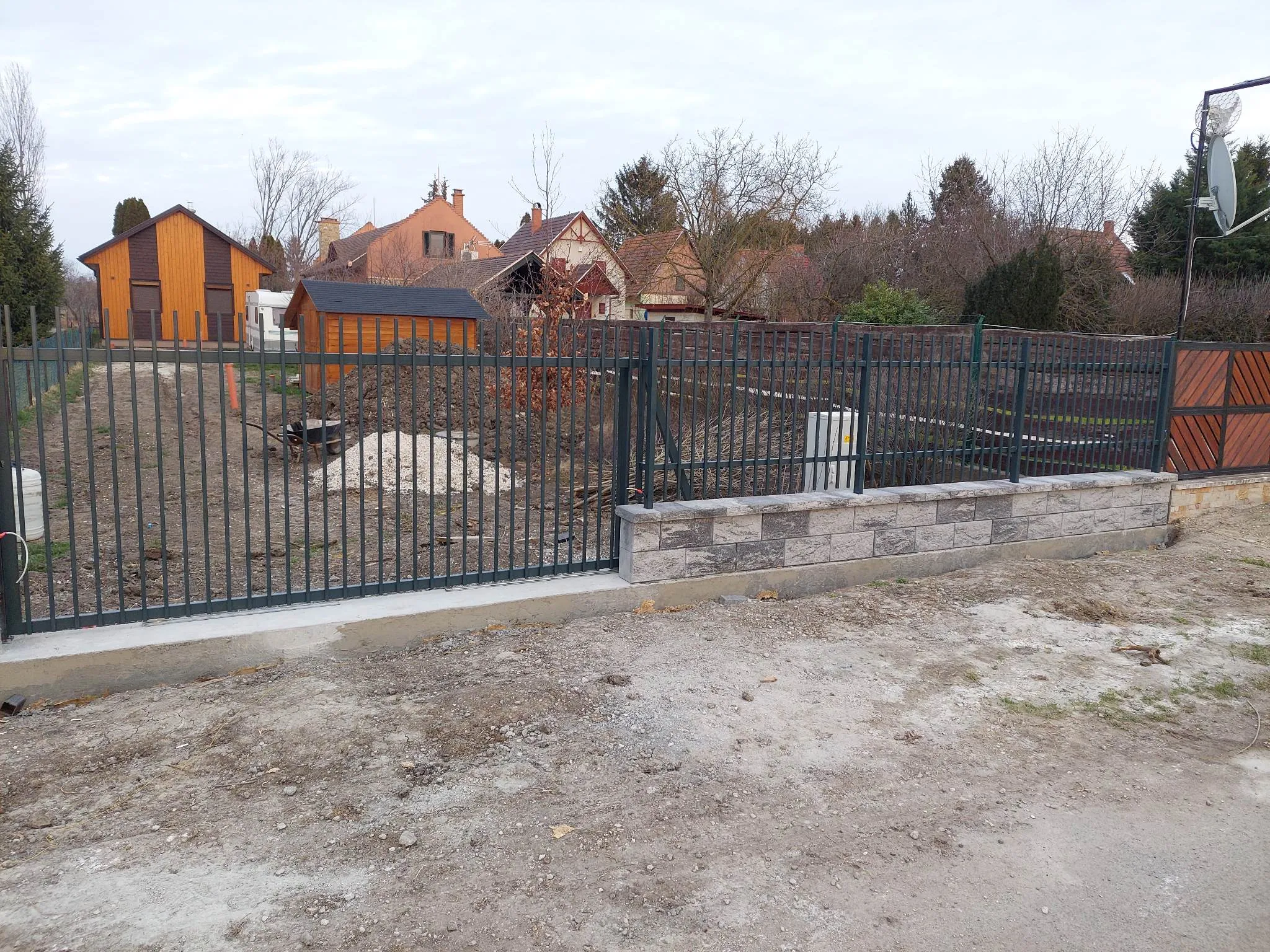 Egyedi fém ajtó egyedi kialakítással