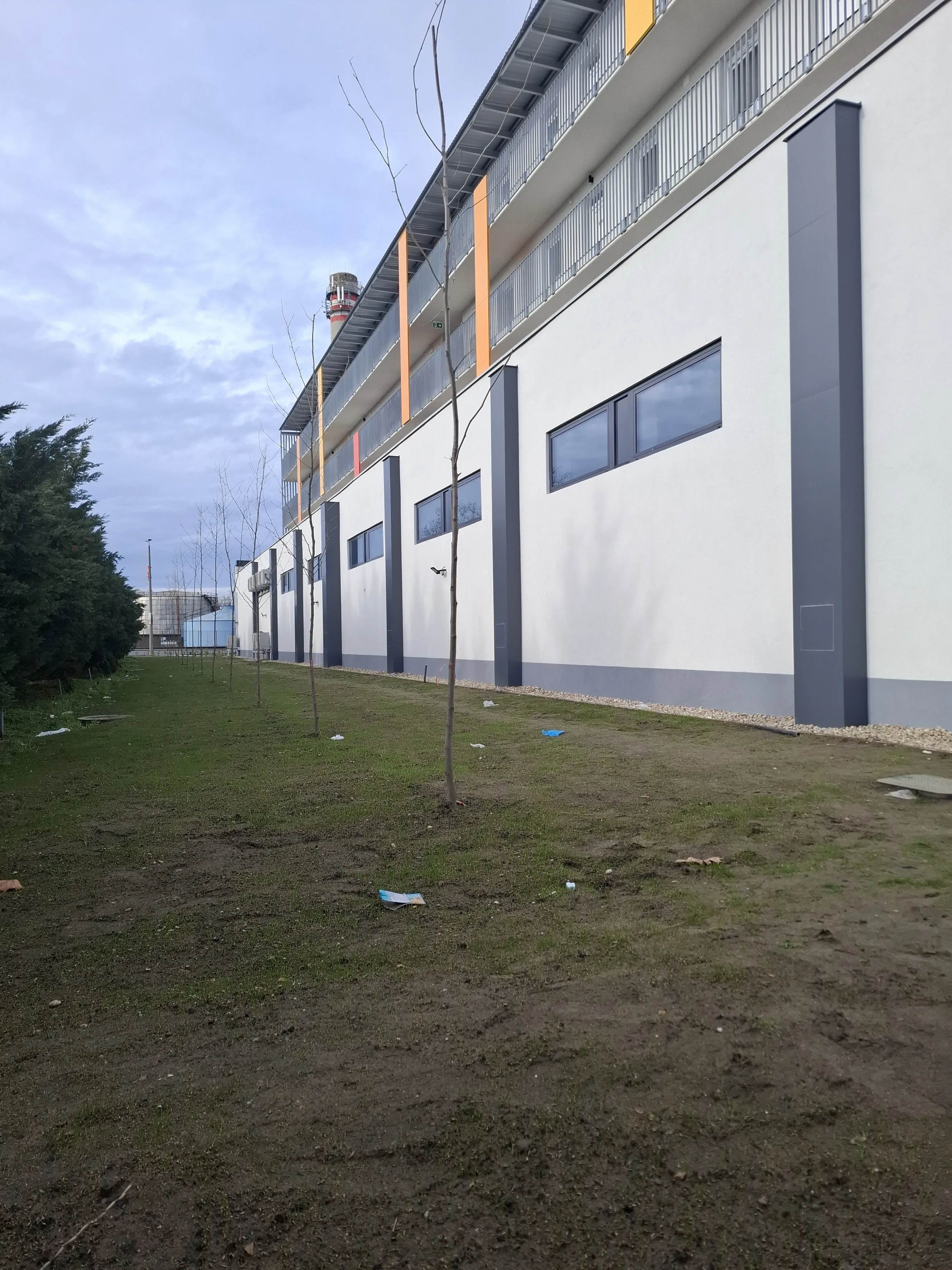 Fekete fém korlát modern belső lépcsőházban